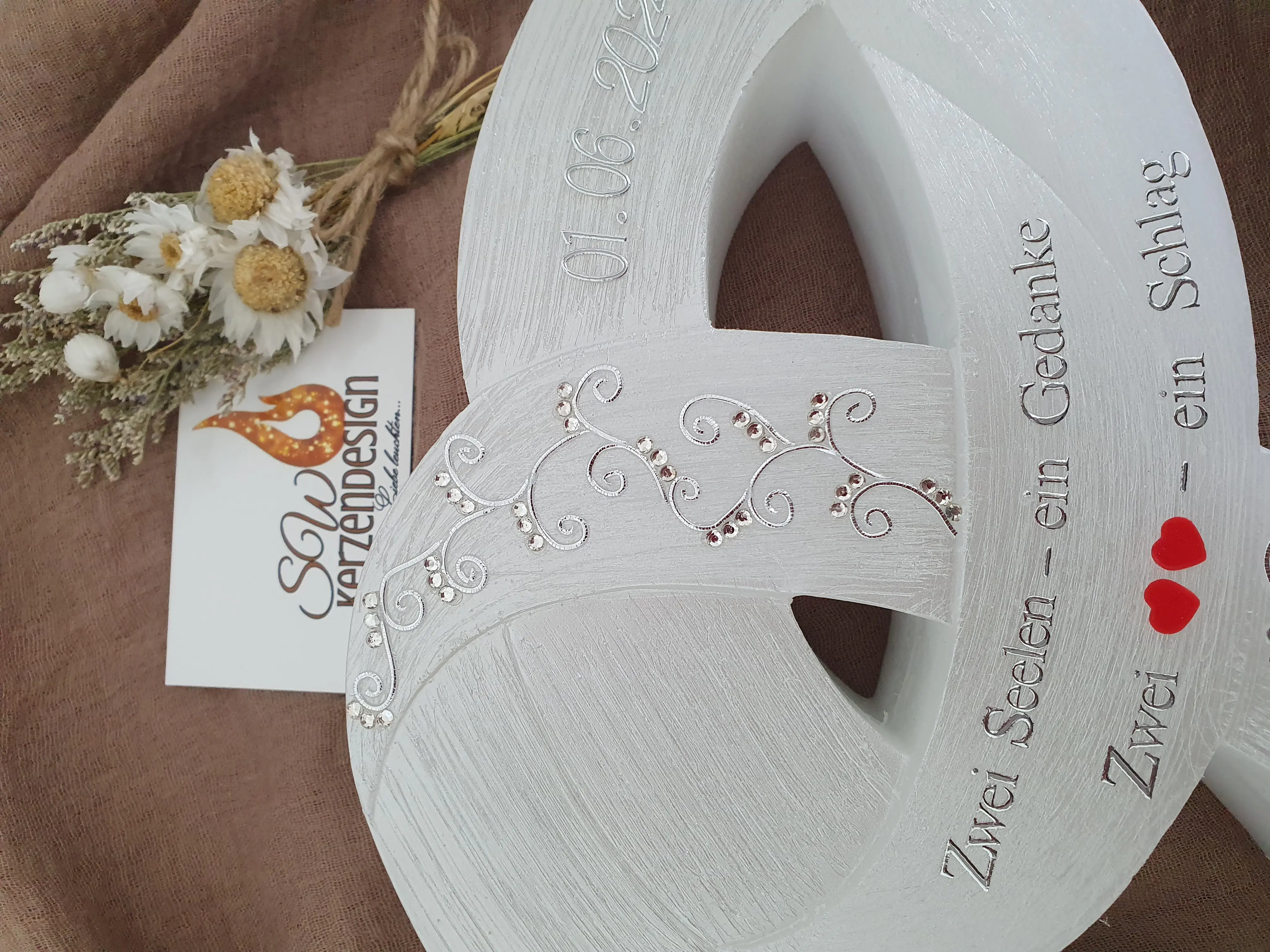 Alternative view of Hochzeitskerze Doppelringe "Ranken mit Strasssteinen und Herzen"