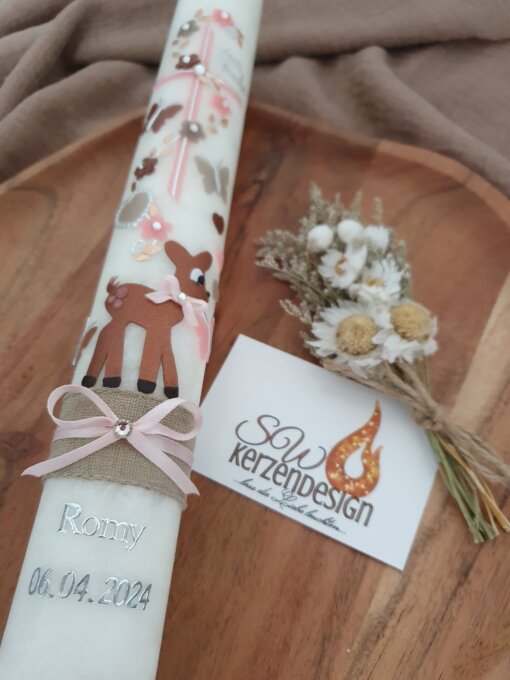 Taufkerze "Blumenranke mit Taufsymbole und Rehlein" HOLZ – Bild 2