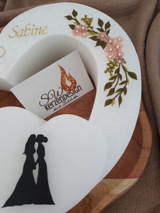 Hochzeitskerze Doppelherzform "Silhouette mit Blumen" – Bild 2