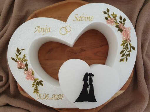 Hochzeitskerze Doppelherzform "Silhouette mit Blumen" – Bild 4
